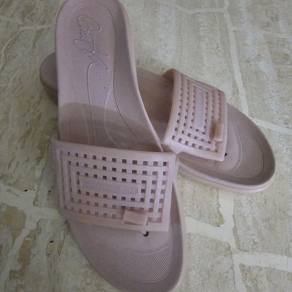 Super cute blush sandal by Donald Pliner Sz 9